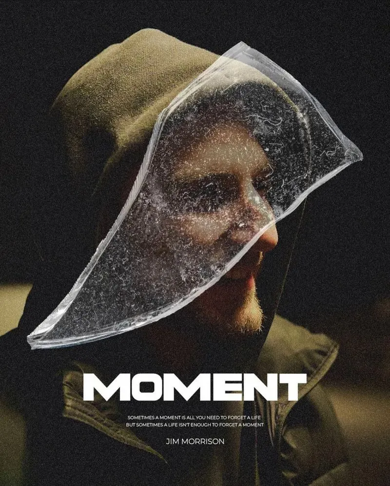 Moment, Poster mit einem Porträt hinter einer Plastikfolie